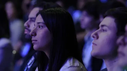 Asistentes observando una conferencia en vivo