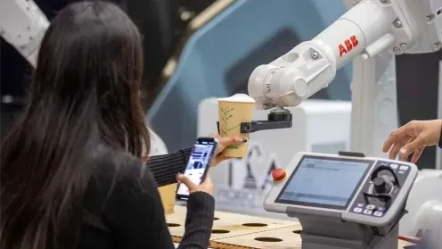 Experiencia de robótica con brazo automatizado sirviendo café