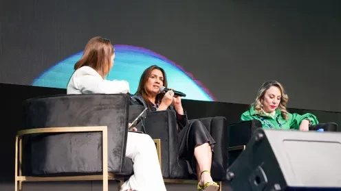 Panel de conversación en escenario durante incMTY